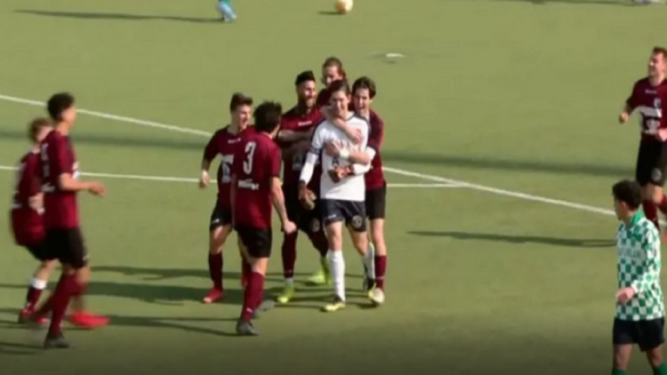 The only one who has scored 6 goals / The former Verona goalkeeper sets a record in Italy