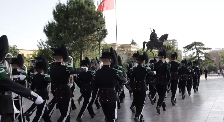 Music from the royal guard! The Norwegian spiritual band played on the Boulevard of the Martyrs of the Nation