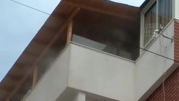 Durrës / The apartment is engulfed in flames