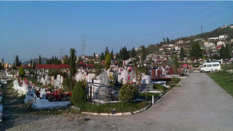The interceptions of the Tufina scandal/ He bought a family grave for two million lek, the director of the cemetery issues construction without permission
