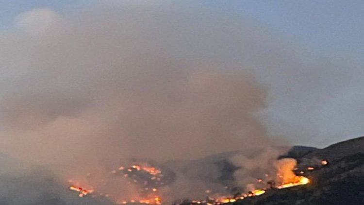 The fire in Çika mountain/ The flames advance towards Dhërmi, the situation remains worrying (Video)