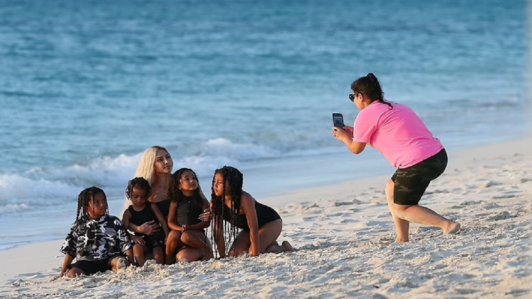 Kim Kardashian enjoys the holidays with her children, she does not hesitate to show her body lines wearing a bikini (Photo)