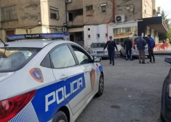 Quarrel with strong objects between two families on the street!  Police intervene, two arrested
