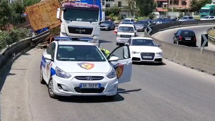It was not properly secured, the load of the trailer overturned at the exit of Durrës (Video)