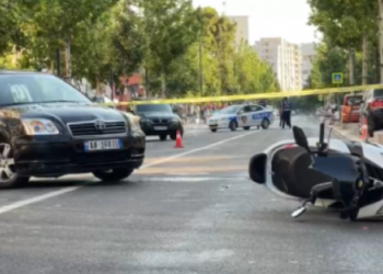 The car hits the engine on the Durrës-Tirana highway, the 30-year-old is injured