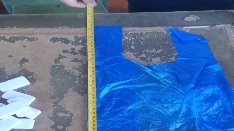 147 kg of disposable plastic bags are seized, the company that carried them is fined