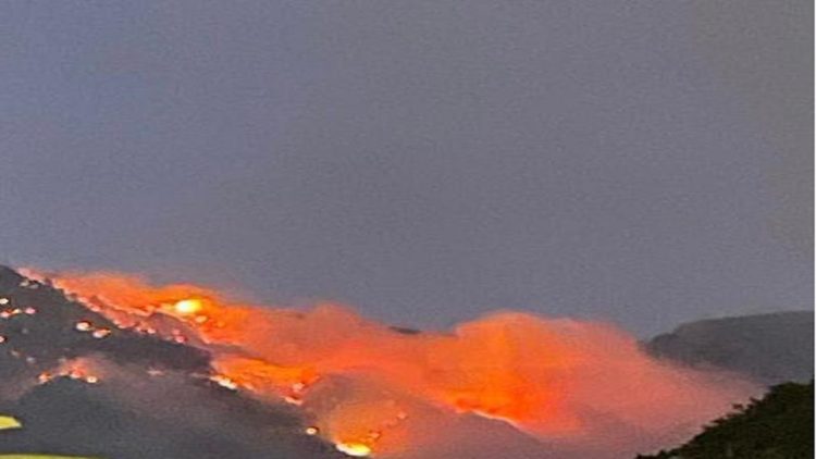 Two planes intervened to put out the flames, the fires continue on Mount Chika