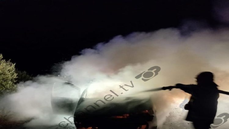 The car burns on the Fier-Vlora highway, the driver miraculously escapes (Photo)