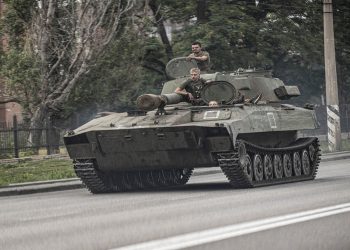 The Ukrainian army does not surrender/ The Russians are pushed back, they fail to take the Donetsk area