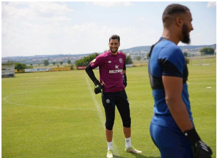 “I love Greece, but I’m Albanian”, Strakosha: I tried on my father’s gloves, even though they were too big for me!