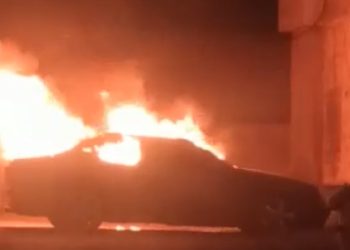 A car catches fire in the center of Korca