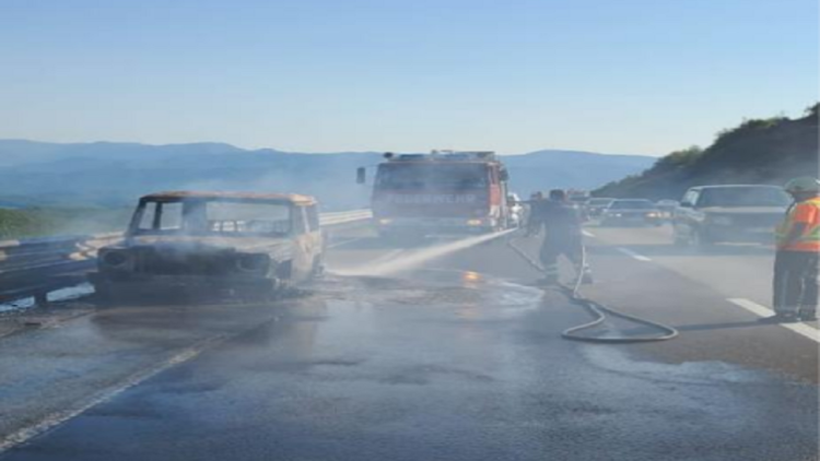 The vehicle burns on Kombi road, only material damage