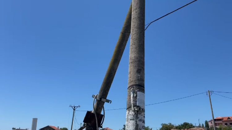 An unusual situation is created on the Tirana-Durrës highway/ Amortized pillar breaks