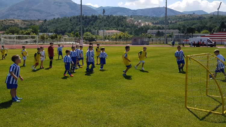 Uniforms of small football players/ The implementation of the project of the federation in Korça begins
