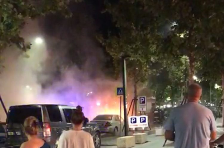 A vehicle engulfed in flames in the “middle” of Vlora, causing traffic jams in the city