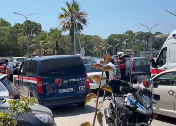 Exclusive/ With a gun in hand, the moment before the perpetrator shoots in Vlora, a man tries to stop him