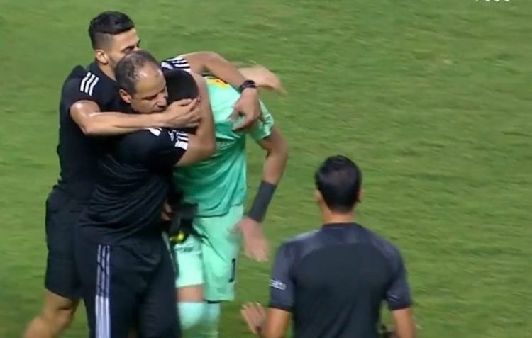 His brother had passed away, the goalkeeper is insulted by the fans, bursts into tears