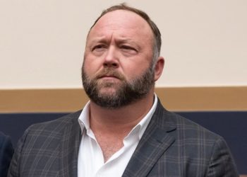 The defamation trial against Alex Jones, the journalist who denies the Sandy Hook school massacre, begins in the US (photos)