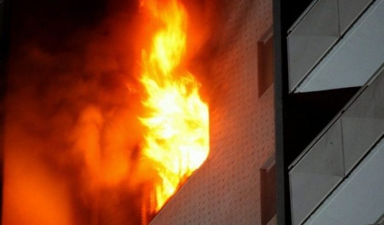 The apartment in Pogradec is engulfed in flames, no one was injured