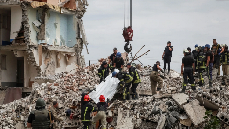 Ukraine prepares for Russian ground attack after massive bombing in the east