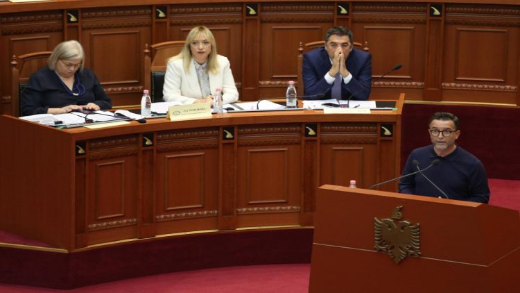 Braçe with harsh tones in the assembly: The land cannot be a place for friends or customers