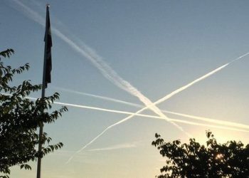 BBC: White trails behind planes in the sky are nothing to worry about (photos)