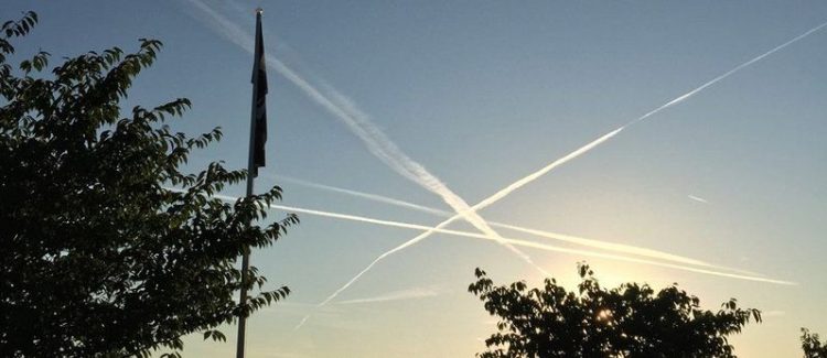 BBC: White trails behind planes in the sky are nothing to worry about (photos)