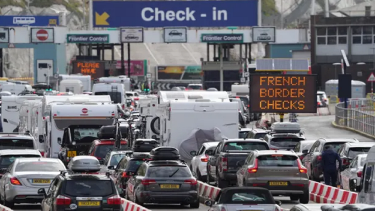 “Headache” in the port of Dover! The English in line for holidays