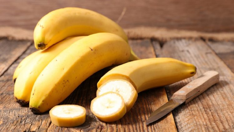 Why is it good to eat a banana before sleeping?