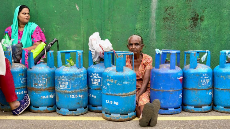 Crisis in Sri Lanka;  First fuel supply in days arrives for residents (photos)