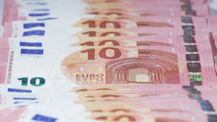 The consequences of the devaluation of the euro help borrowers, but weaken exports