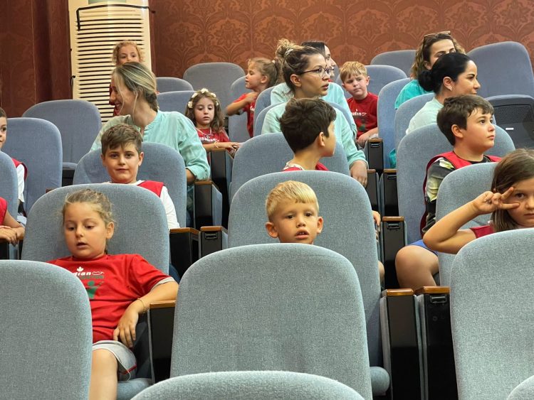 Children attend the plenary session, the debate in the Assembly is interrupted in their respect