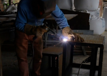 The Ukrainian blacksmith helps the territorial defense forces