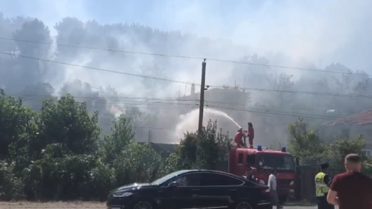 The situation of the fires in Lezhë is serious, the houses in the “Mother Teresa” neighborhood are at risk