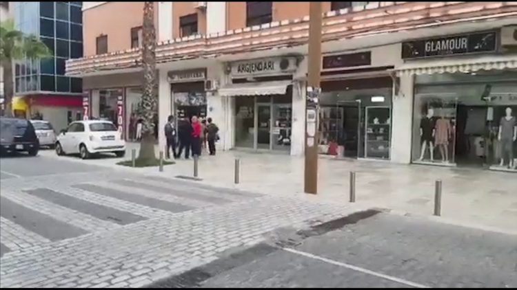 A mobile phone shop in Durrës is robbed, the 28-year-old takes the money from the seller by force