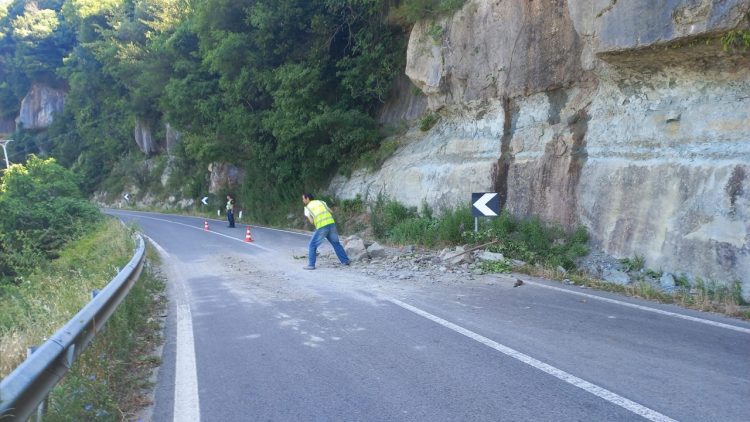 Rocks falling from the mountain, danger for drivers on the Klos-Burrel road axis