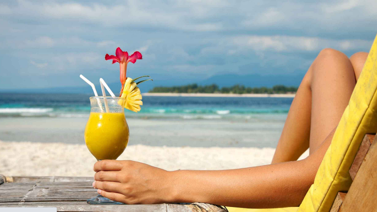 Enjoy lying on a deckchair, a cocktail personalized for each zodiac sign!