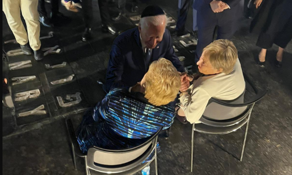 “Gets down on one knee to talk to two Holocaust survivors”, Biden’s gesture in Israel goes viral