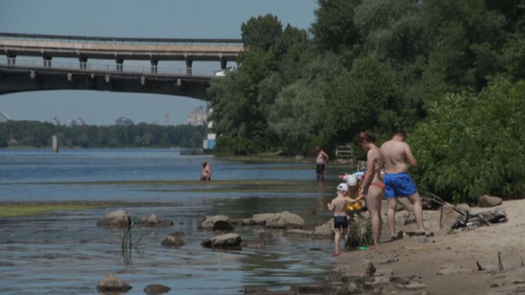 Beach in times of war, residents of Kiev do not give up their vacations