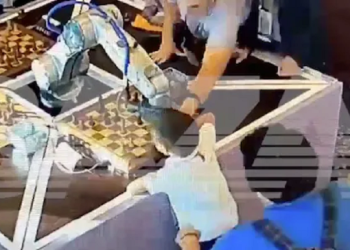 Video/ The ‘intelligent’ chess robot breaks the finger of the 7-year-old opponent (photos)