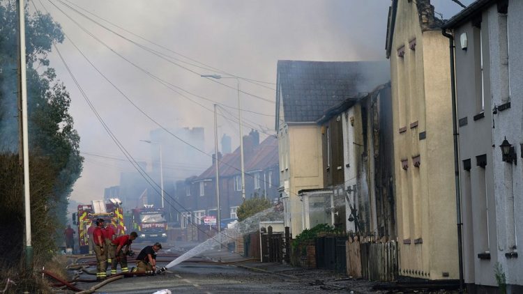 The British experience the horrors they never imagined/ Cars and houses turned into ashes by fires (Photos)
