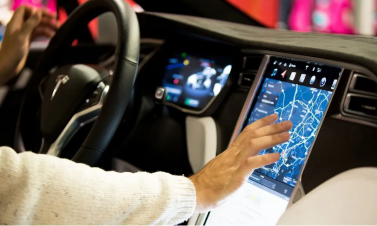 Study/ In-car screens are more dangerous than we thought