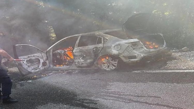 The car catches fire in Llogora, suspected to be a technical fault
