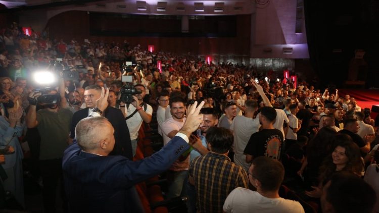The National Convention of the LSI begins/ Meta enters the hall with two thumbs up, a change of the party’s name is expected
