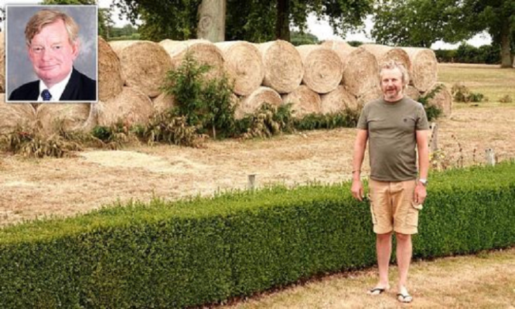 The millionaire builds a 2.5 meter straw wall because he won’t see the ‘clothes on the wire and picnics’ of his neighbors in Britain (photos)