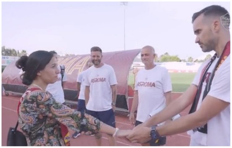 Mourinho gives him “courage”, the Roma fan proposes to his girlfriend in front of the Portuguese