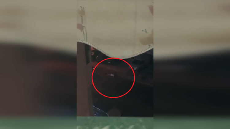 The moment of the killing of the Albanian in Athens, lying in the middle of the road, citizens run alarmed by the explosions (Pictures)
