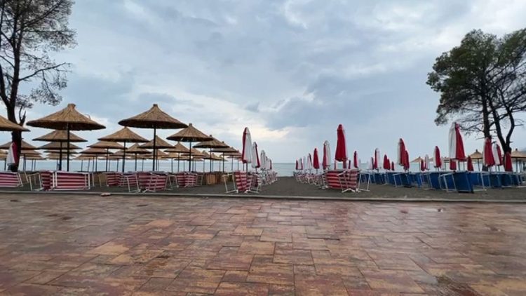 Bad weather in Lezhë, vacationers empty the beach of Shengjin