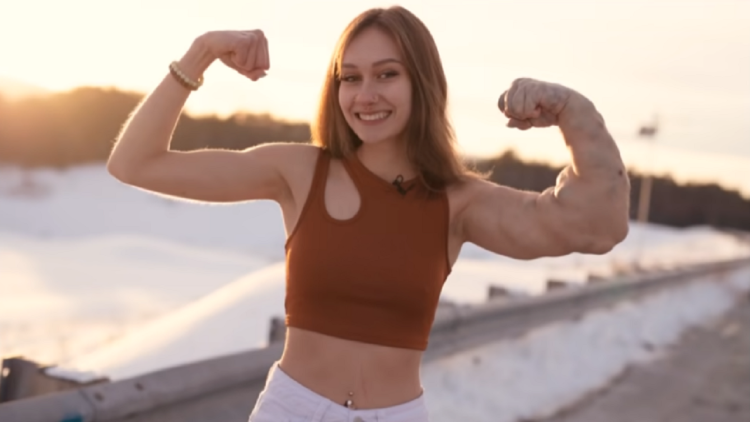 Born with one giant arm, the young woman from the USA confesses: They advise me…