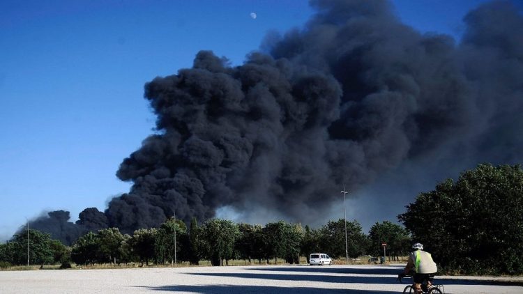 Black smoke covers the Via Casilina area in Rome, the mayor: Dramatic situation, close the windows!